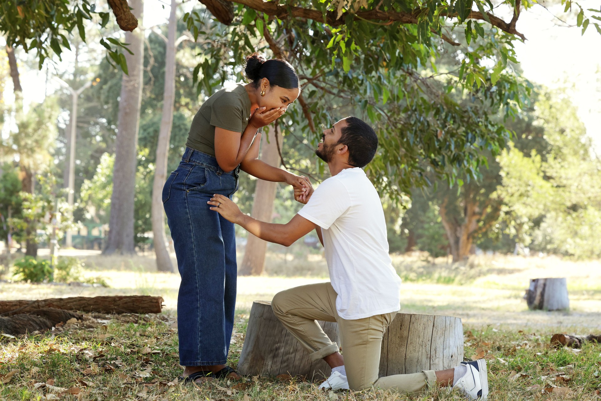 Man proposing to woman
